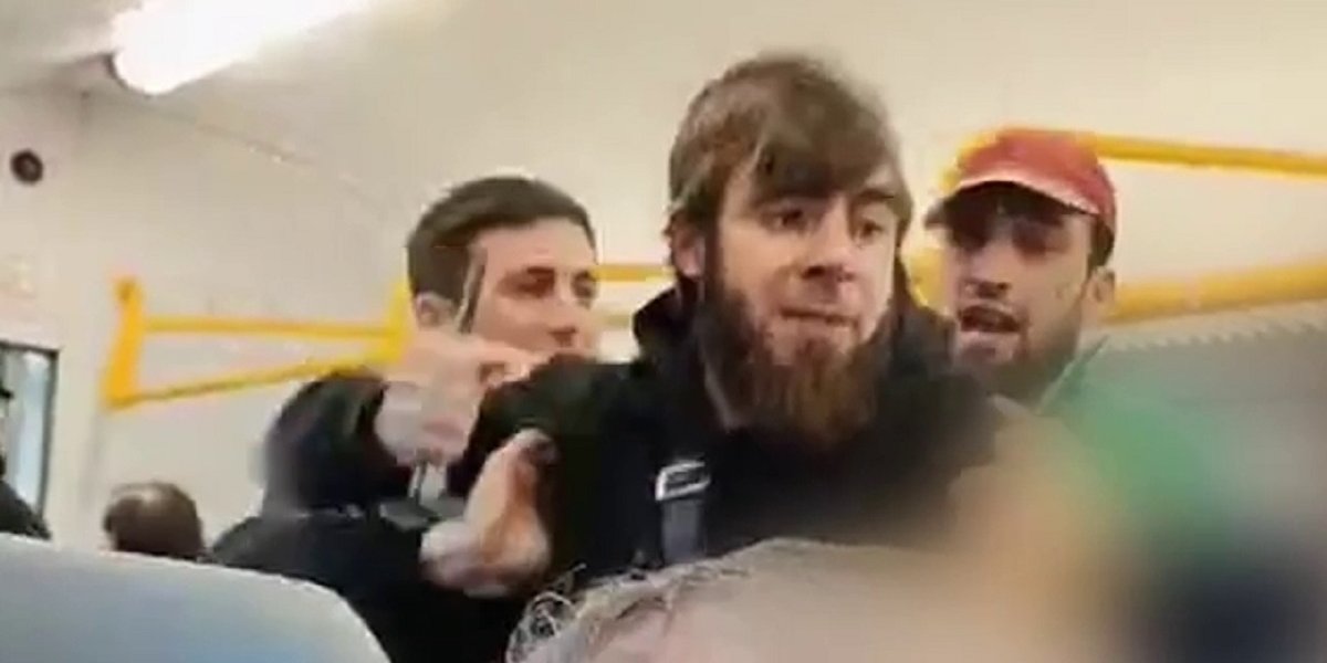«У него нож»: в Подмосковье трое бородачей напали на контролеров в электричке (ФОТО, ВИДЕО)