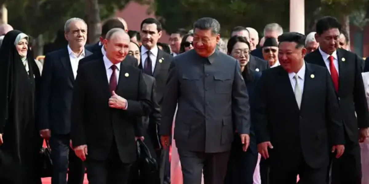 Си Цзиньпин оделся как Сталин. А Трамп написал: "Вы ведёте заговор против Соединённых Штатов"