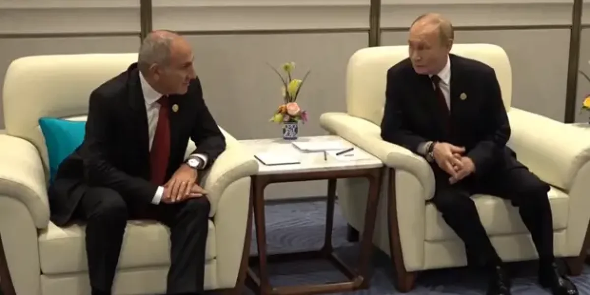 Алиев стоял недовольный с краю, Рахмон опять рядом с Путиным. А знаете, кто войдет в "тройку главных" на Параде 3 сентября?