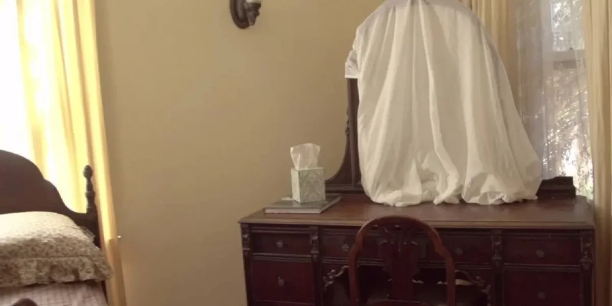 «Душа не заблудится»: Священник Смирнов о том, почему не нужно завешивать зеркала