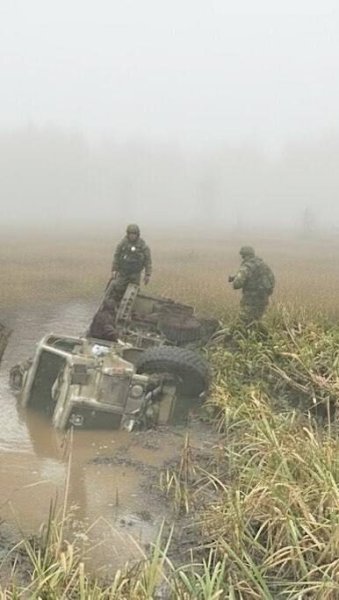 "Машина стоит в воде, выехать не может". Протечку на дамбе первыми почувствовали военные