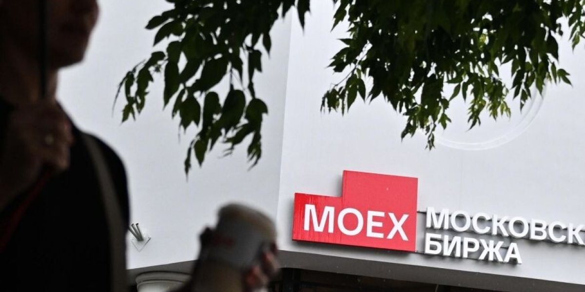 Индекс Мосбиржи впервые за год упал ниже 2450 пунктов Индекс Мосбиржи впервые за год упал ниже 2450 пунктов