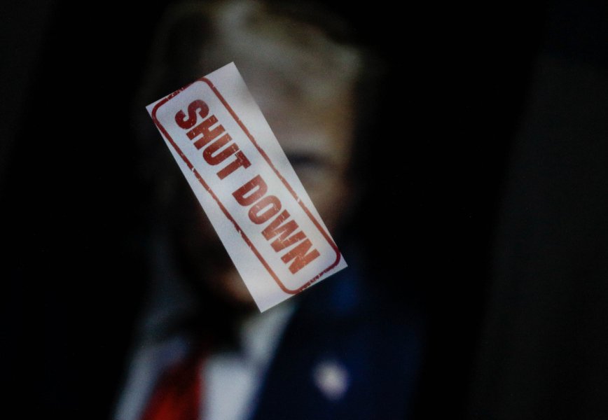 Трамп оставил без зарплаты почти 1,5 млн человек. А ещё учит нас, как нам жить!