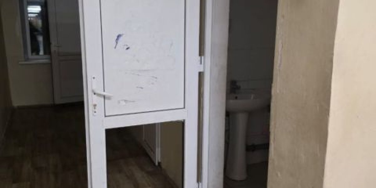 Школа Владивостока, получившая имя Героя СВО, стремительно ветшает изнутри