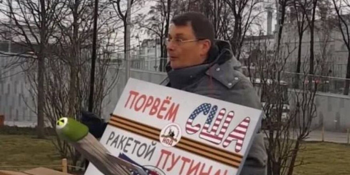 Порвем ракетой Путина США: депутата Федорова заподозрили в неприличной выходке Порвем ракетой Путина США: депутата Федорова заподозрили в неприличной выходке
