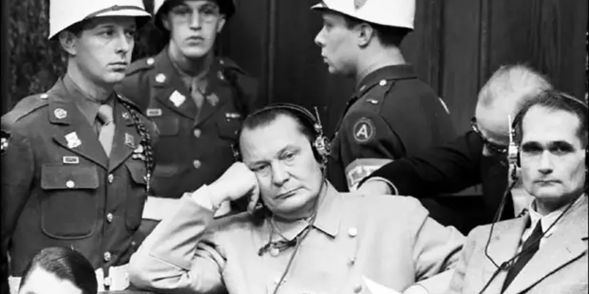 Достал пистолет и пристрелил Геринга прямо в зале суда