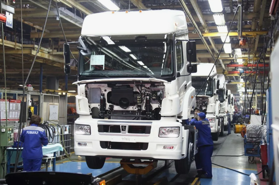 КАМАЗ против обвала: как завод выжил, когда рынок рухнул наполовину КАМАЗ против обвала: как завод выжил, когда рынок рухнул наполовину