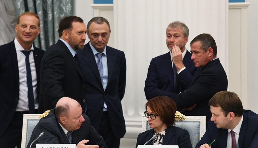 Михаил Хазин: планирует нанести удар по приватизационной олигархии, иначе та уничтожит страну Михаил Хазин: планирует нанести удар по приватизационной олигархии, иначе та уничтожит страну