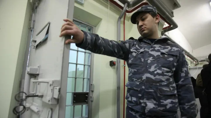 В колониях всё резко изменилось. Бывший авторитет о тех, кто не понял сигнал: "Очень полезные люди"