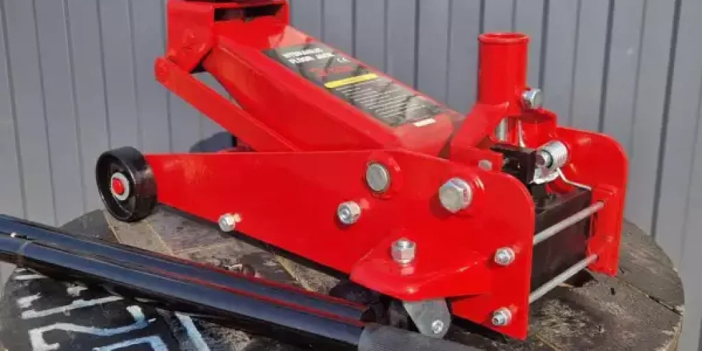 Как выбрать подкатной домкрат: грузоподъёмность, высота подхвата, материал рамы и тип конструкции Как выбрать подкатной домкрат: грузоподъёмность, высота подхвата, материал рамы и тип конструкции