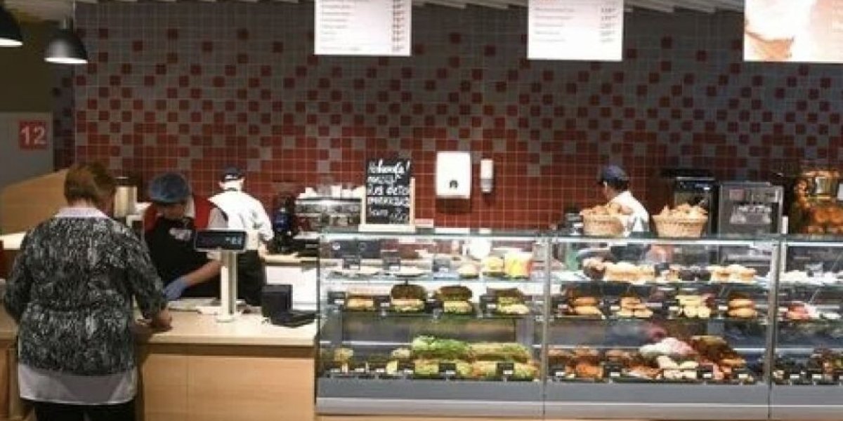 Кто печёт пирожки в супермаркетах? Депутат Госдумы предупредил о рисках «кухонь в магазинах», из-за них страдают кафе