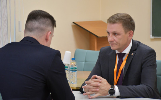 Гоголя на них нет: Новосибирские чиновники просят школьников писать сочинения о любви к местному самоуправлению Гоголя на них нет: Новосибирские чиновники просят школьников писать сочинения о любви к местному самоуправлению