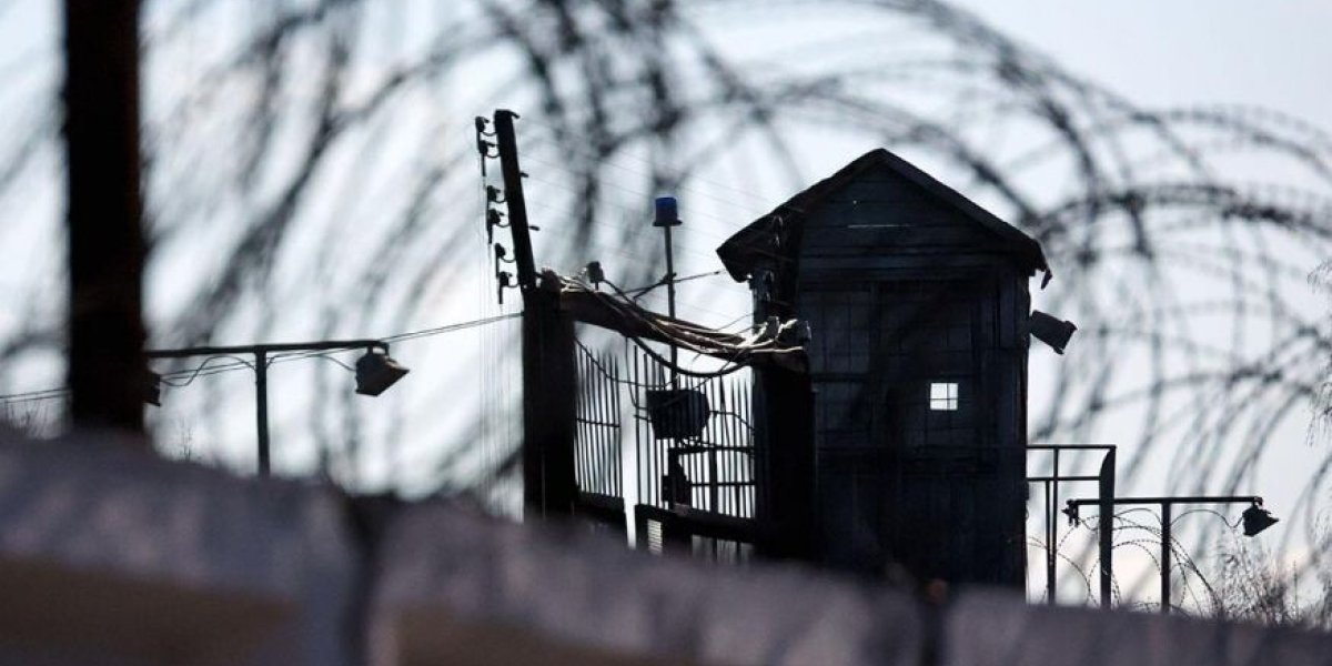 Готовили бунт? В колонию пытались провезти целый арсенал оружия: эксперт раскрыл цель заключенных в России