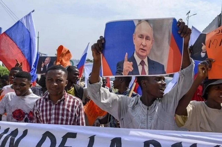 Россия «прорвалась» в Африку: за этот рынок в скором будущем развернется борьба не на жизнь, а на смерть Россия «прорвалась» в Африку: за этот рынок в скором будущем развернется борьба не на жизнь, а на смерть