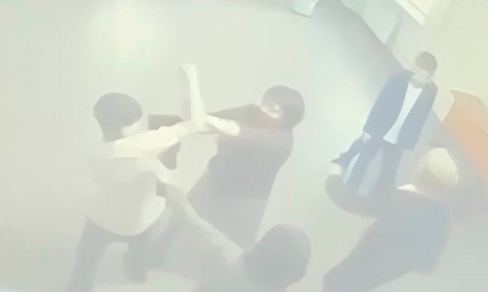 На фоне судилища над педагогом Сергеем Перминовым московский десятиклассник избил учителя в своей школе На фоне судилища над педагогом Сергеем Перминовым московский десятиклассник избил учителя в своей школе