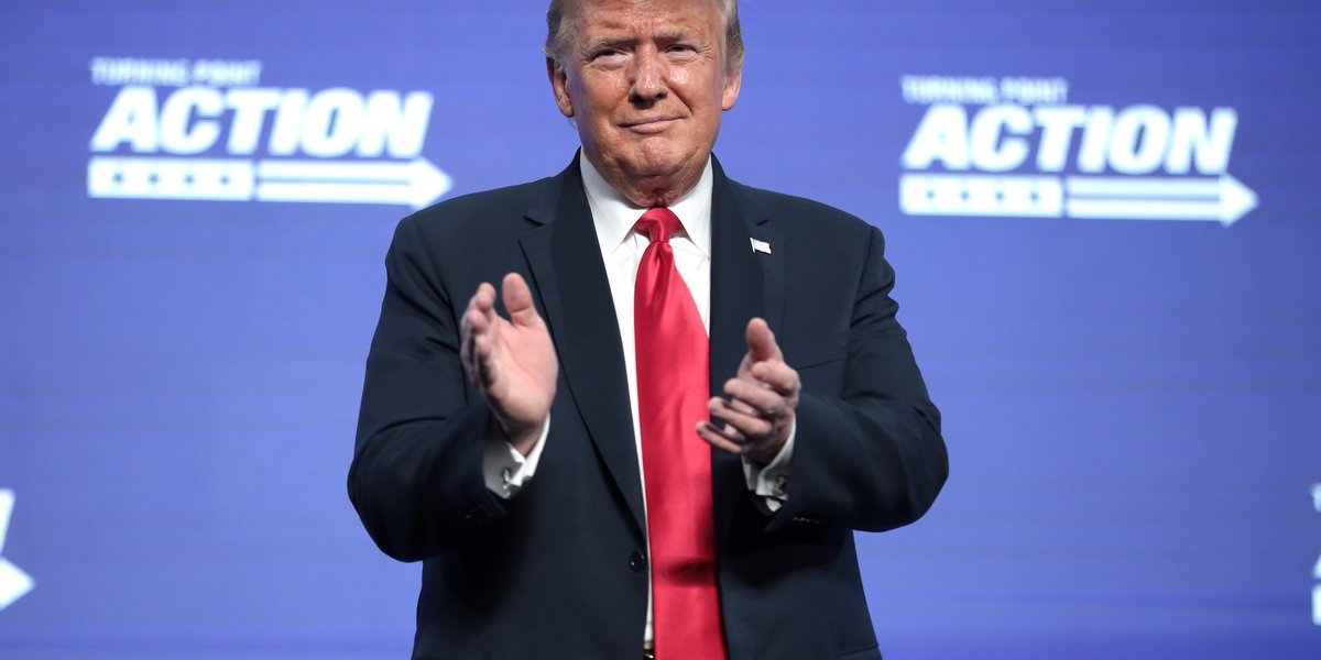 Каждому американцу по 2000 долларов: политолог рассказал, как Трамп превращает кризис в шоу