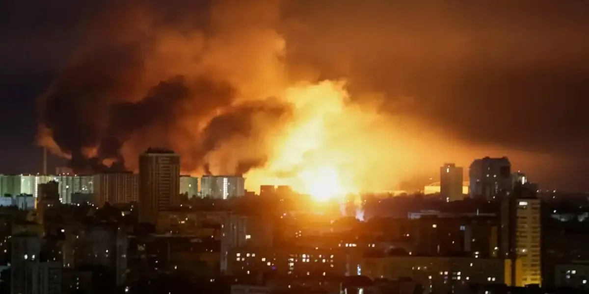 Красным полыхнула вся Украина. Крики о взрывах, летят «Кинжалы», в небе темно от дронов: Банковая может не устоять Красным полыхнула вся Украина. Крики о взрывах, летят «Кинжалы», в небе темно от дронов: Банковая может не устоять