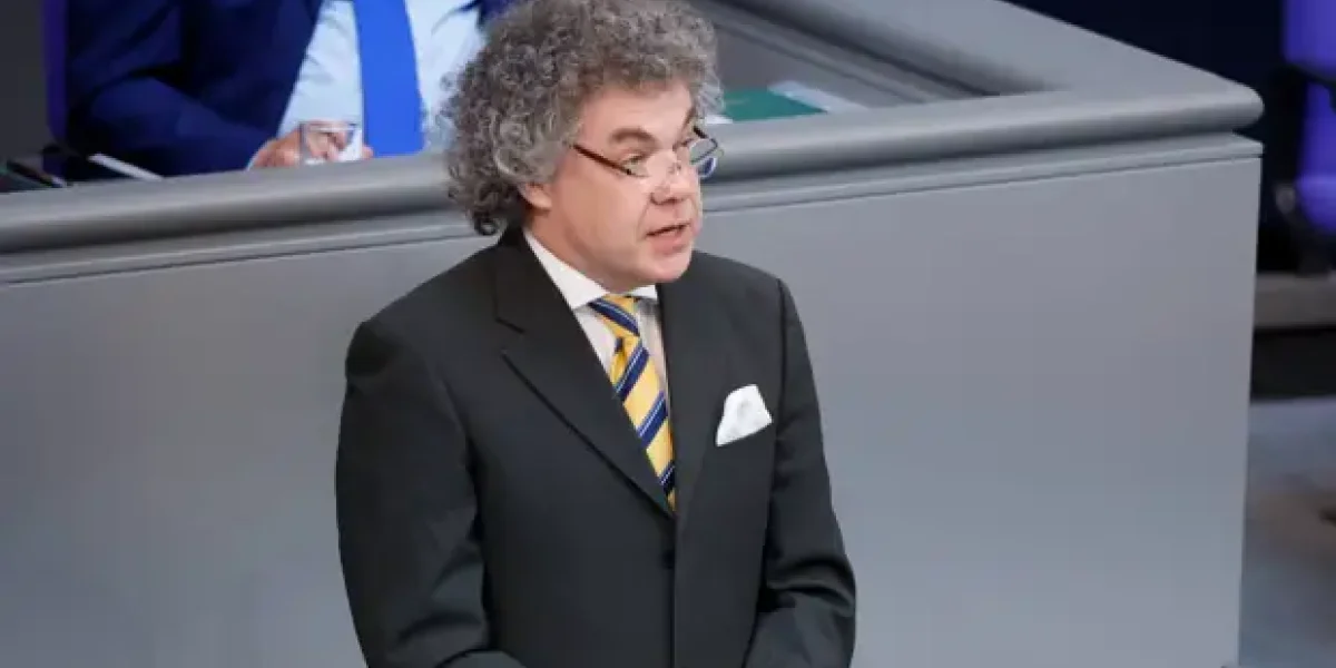 "Всех русских расстрелять, всех до единого". Мультимиллионер из Германии "плачет от ненависти"