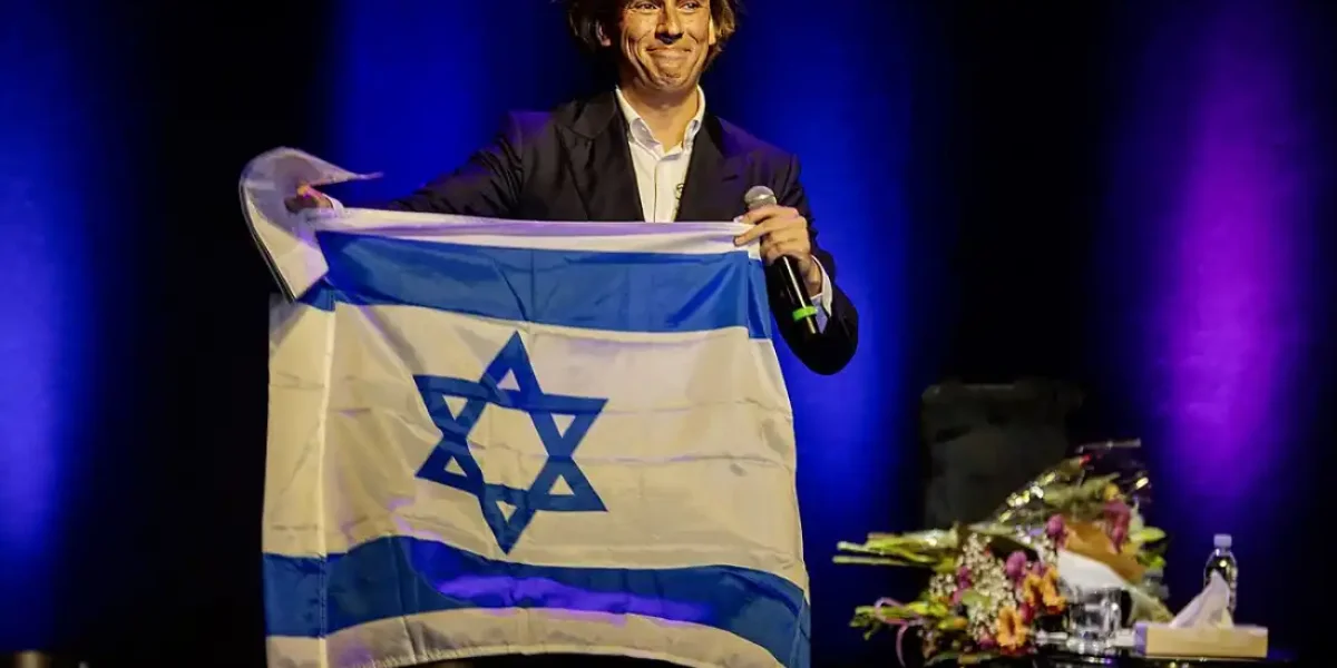 Иноагент Галкин осквернил флаг Израиля флагом Украины. Теперь ему грозит срок и штраф Иноагент Галкин осквернил флаг Израиля флагом Украины. Теперь ему грозит срок и штраф