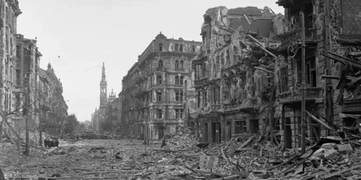 Теперь поляки обвиняют нас, что мы позволили разбомбить Варшаву в 44-м Теперь поляки обвиняют нас, что мы позволили разбомбить Варшаву в 44-м