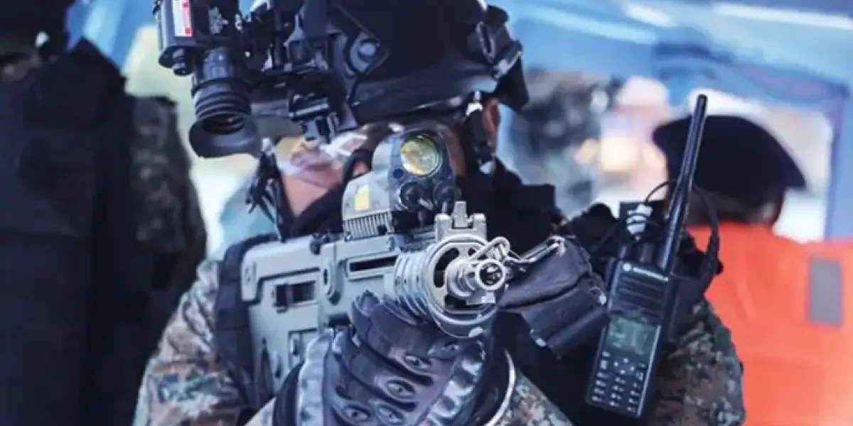 Британский спецназ морской пехоты играет мускулами перед морпехами Балтфлота Британский спецназ морской пехоты играет мускулами перед морпехами Балтфлота