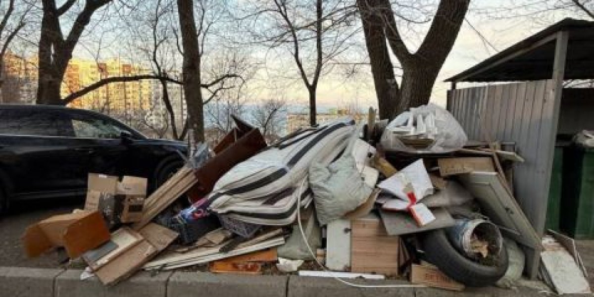 "Скорая помощь" не успела добраться до пациента из-за переполненной мусорной площадки во Владивостоке - соцсети "Скорая помощь" не успела добраться до пациента из-за переполненной мусорной площадки во Владивостоке - соцсети