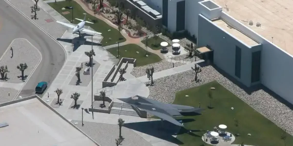 Загадочная стрельба на "Заводе 42 ВВС США", одном из самых секретных предприятий американской боевой авиации. Почему там объявили самый высокий уровень тревоги? Загадочная стрельба на "Заводе 42 ВВС США", одном из самых секретных предприятий американской боевой авиации. Почему там объявили самый высокий уровень тревоги?