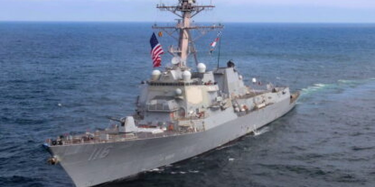 Эсминец США не дает танкеру «теневого флота» зайти в Венесуэлу Эсминец США не дает танкеру «теневого флота» зайти в Венесуэлу