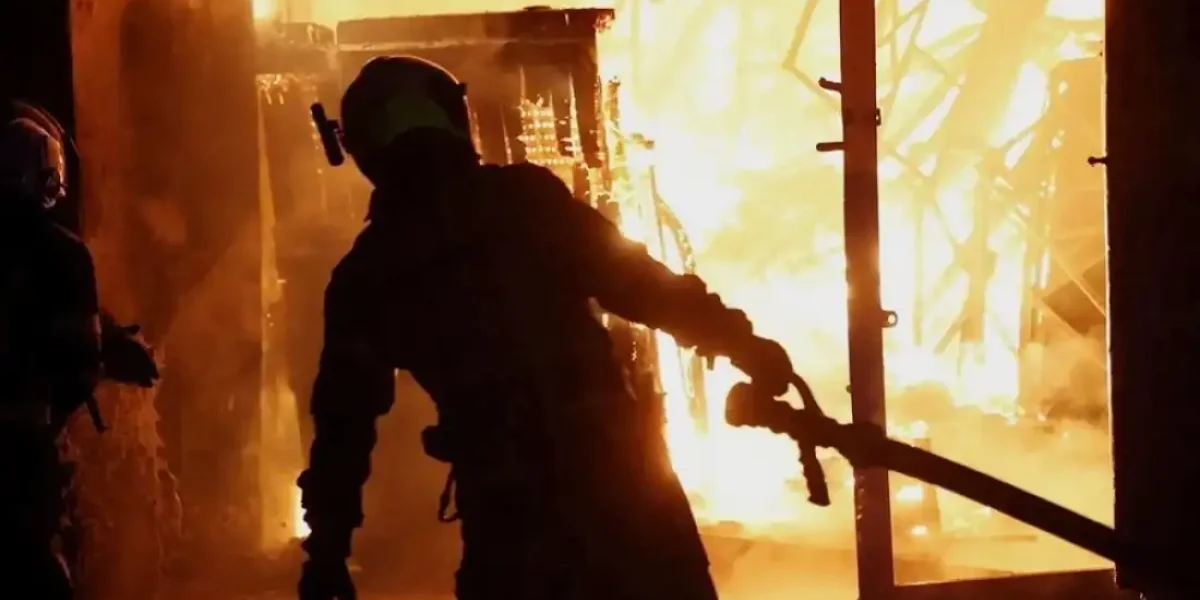 Здесь был «Орешник», а теперь прилетел «чугунный ужас». Взрыв вывернул подземное нутро военного завода-монстра. Зимовать Киев будет во тьме