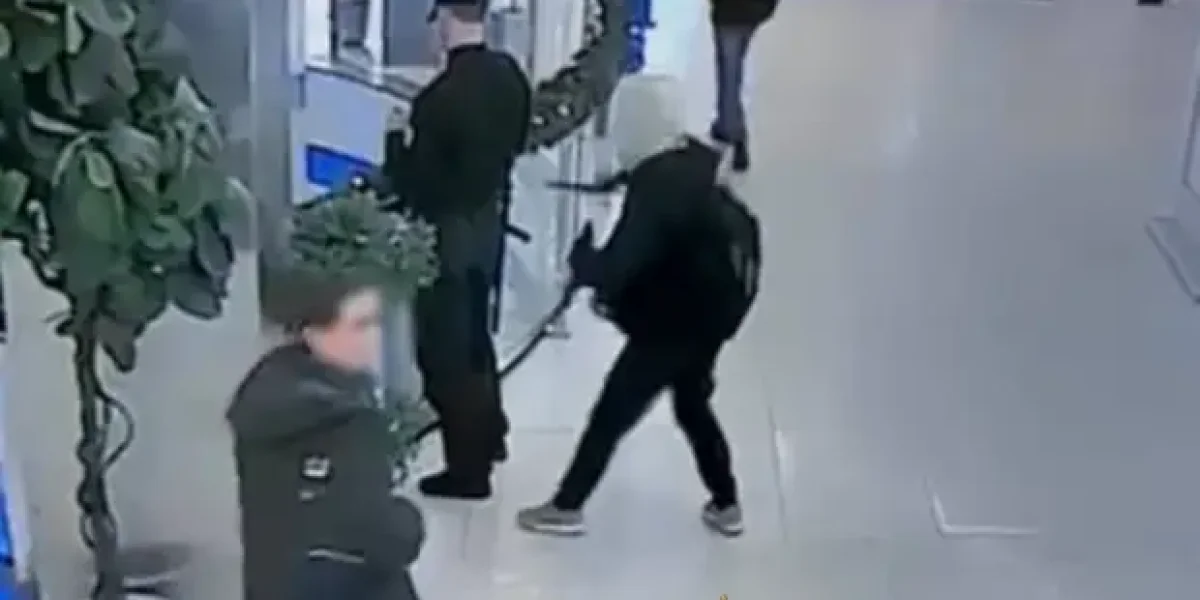 16-летний азербайджанец два раза сзади ударил ножом охранника ТЦ, затем порезал полицейского