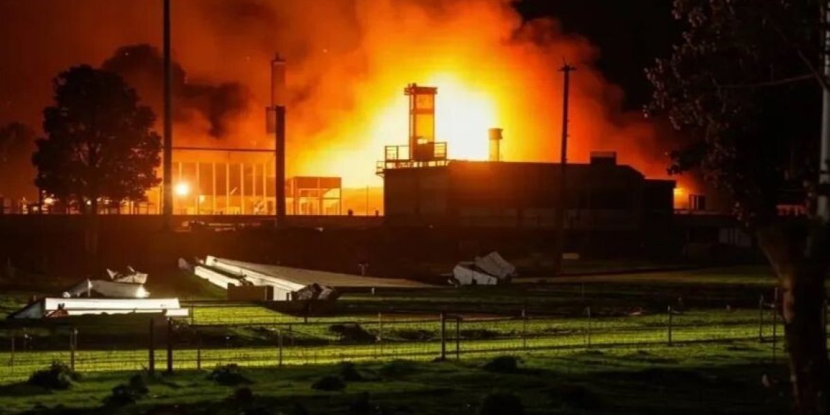 Крупный пожар на ГРЭС и приостановка авиарейсов. Стали известны подробности ночной атаки БПЛА ВСУ Крупный пожар на ГРЭС и приостановка авиарейсов. Стали известны подробности ночной атаки БПЛА ВСУ