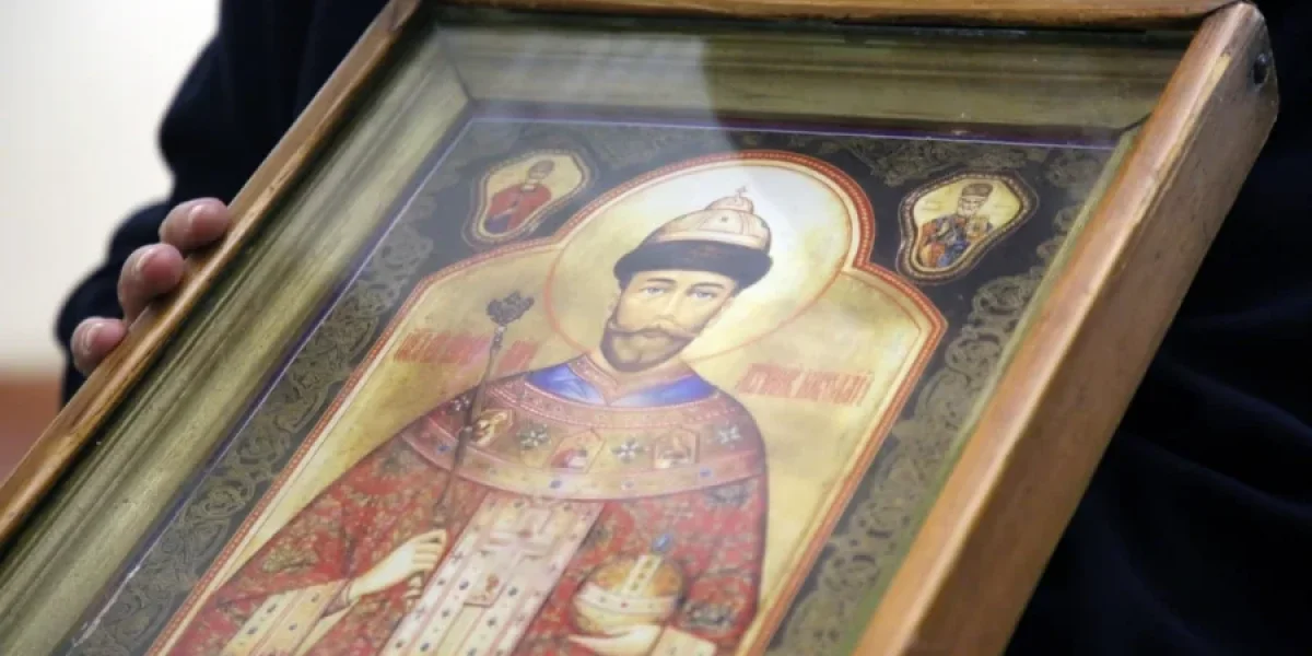 «Тревожный знак перед бурей»: икона Николая II замироточила в закрытом киоте