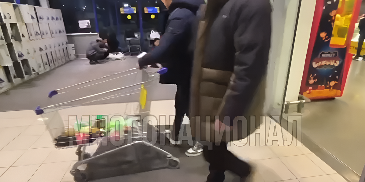 «Уселись в Ленте на пол и начали отбивать поклоны»: приезжие взбудоражили покупателей и были задержаны полицией с последующей депортацией