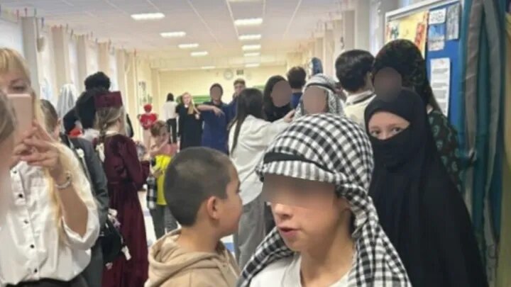 Ленинградские школьники нарядились в джихадистов: "В таких одеждах убивали русских на Дубровке"