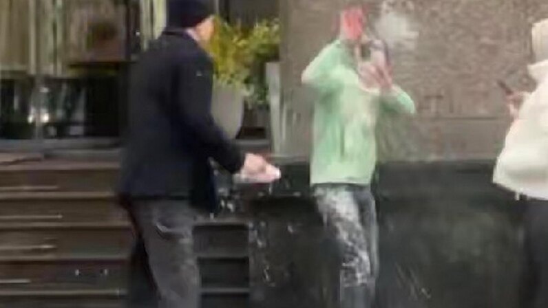 В Москве облили кефиром бывшего главу «Наших» Якеменко — надежде и любимчику Кремля предложили «убраться вон из России»! В Москве облили кефиром бывшего главу «Наших» Якеменко — надежде и любимчику Кремля предложили «убраться вон из России»!