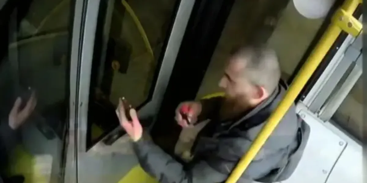 Южанин нагло задымил в салоне автобуса. А потом забрался на место водителя. Что было дальше?
