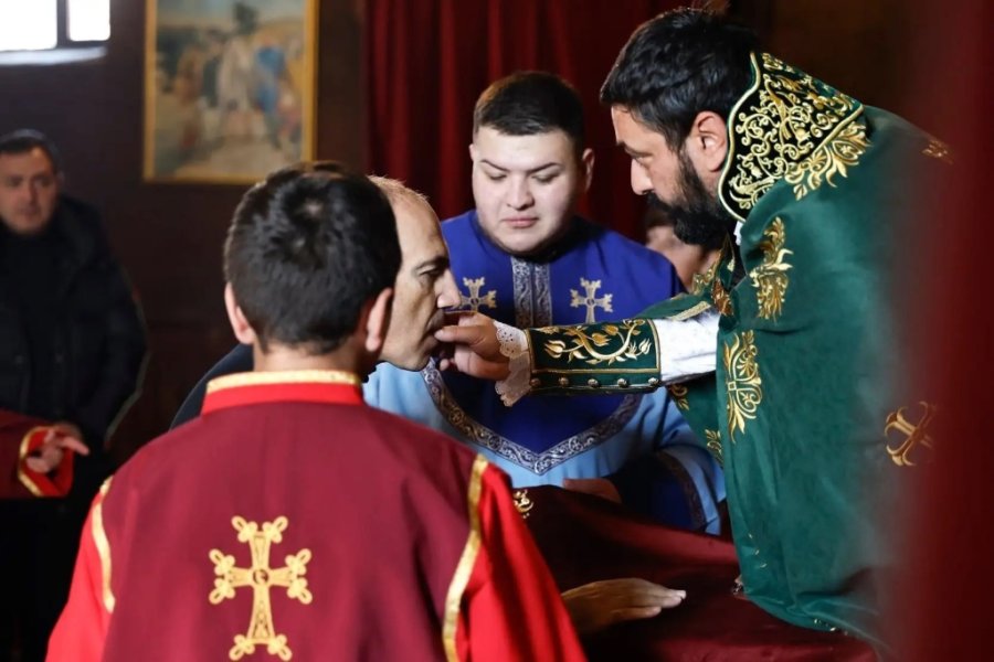 Четвёртая Республика: «альтернативный» Эчмиадзин и молитвенные завтраки Пашиняна Четвёртая Республика: «альтернативный» Эчмиадзин и молитвенные завтраки Пашиняна