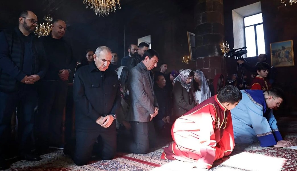 Четвёртая Республика: «альтернативный» Эчмиадзин и молитвенные завтраки Пашиняна Четвёртая Республика: «альтернативный» Эчмиадзин и молитвенные завтраки Пашиняна