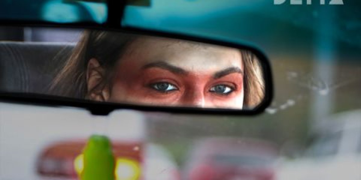 Неадекватный водитель напал на машину с женщиной и ребёнком возле театра во Владивостоке