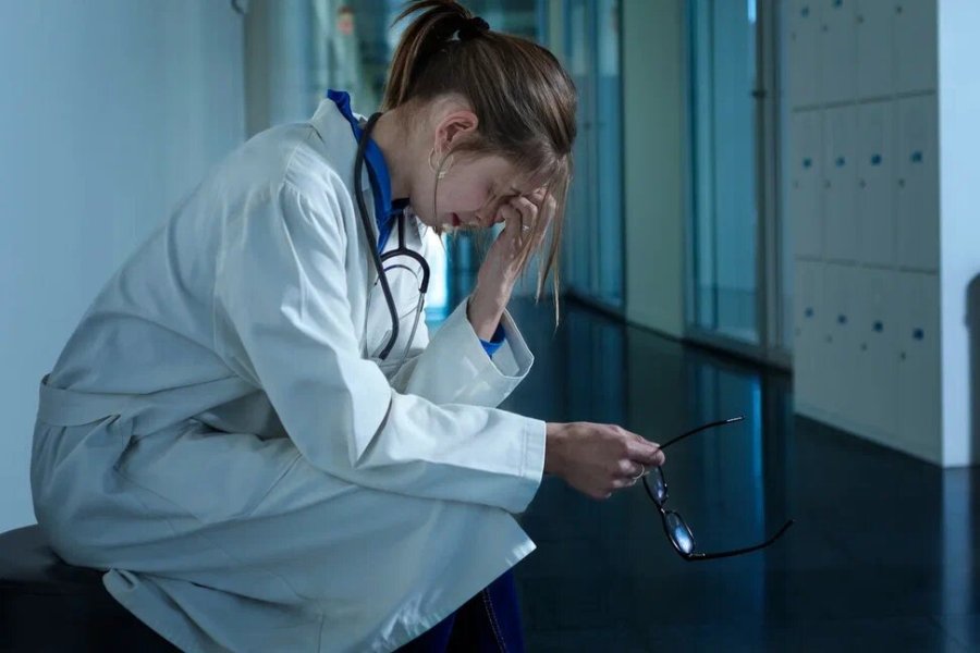 "Мы что, людей сетями ловим?" Врачи взбунтовались: в больнице теперь лечим только за деньги – а вы попробуйте купить хлеб бесплатно!