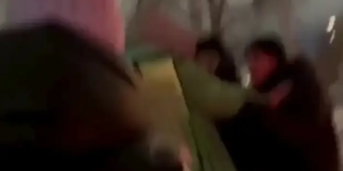 "Что значит - "только уволили"? Видео жесточайшего удара курьера-доставщика ногой в лицо пенсионерки