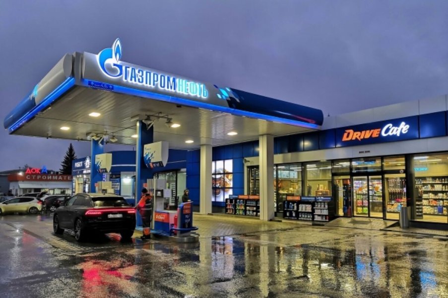 Бензин в России сейчас стал дороже, чем в США: нефтяная политика душит российскую экономику Бензин в России сейчас стал дороже, чем в США: нефтяная политика душит российскую экономику