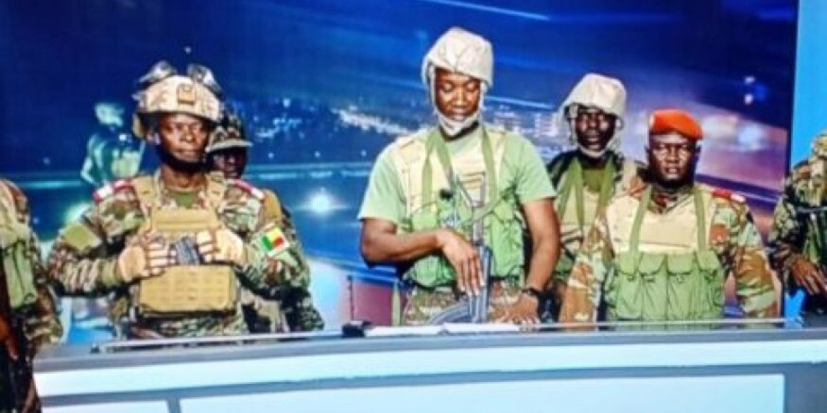 Военные захватили телецентр и объявили о свержении президента. Госпереворот в прямом эфире