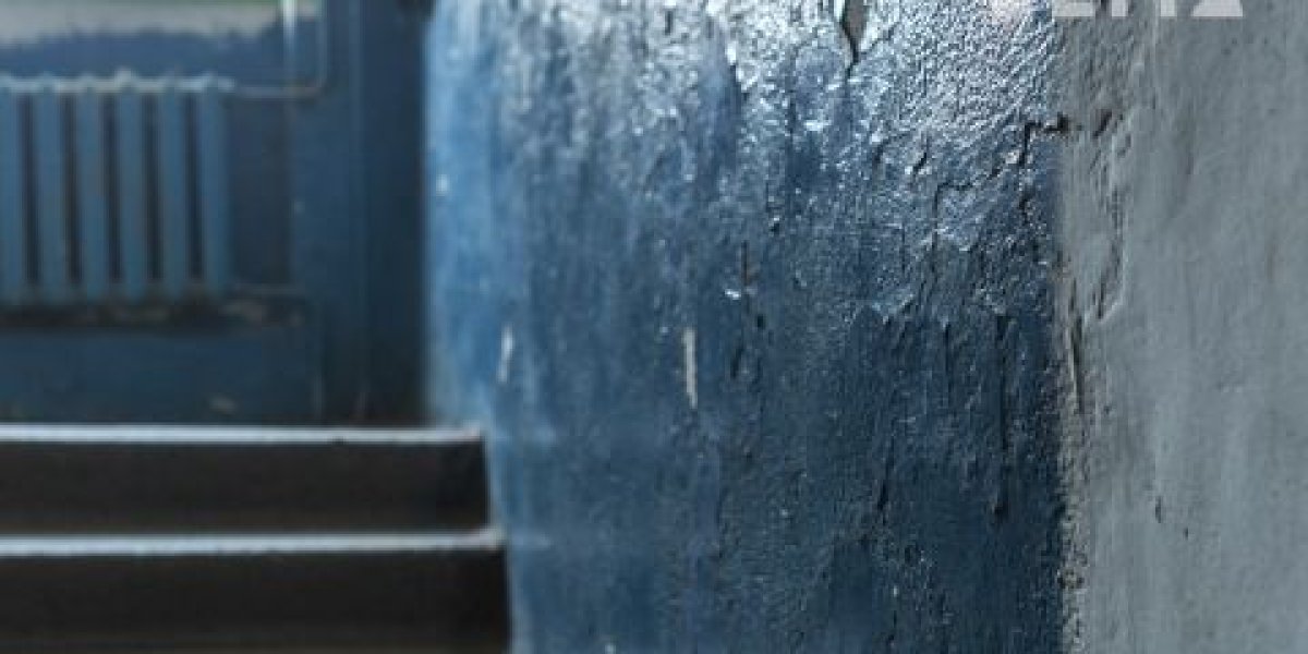 Маргиналы захватили пустующую квартиру в Приморье и держат в страхе соседей