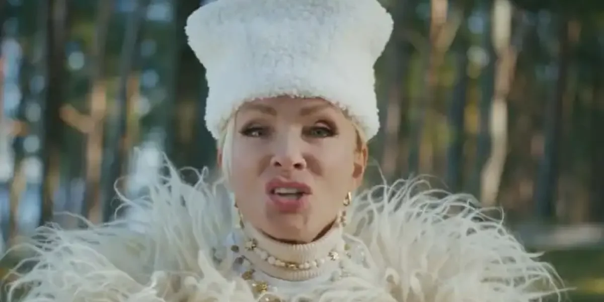 «С ума сошла в 71 год»: еле шамкающую Вайкуле освистали за «пьяную» попытку запеть на украинском языке