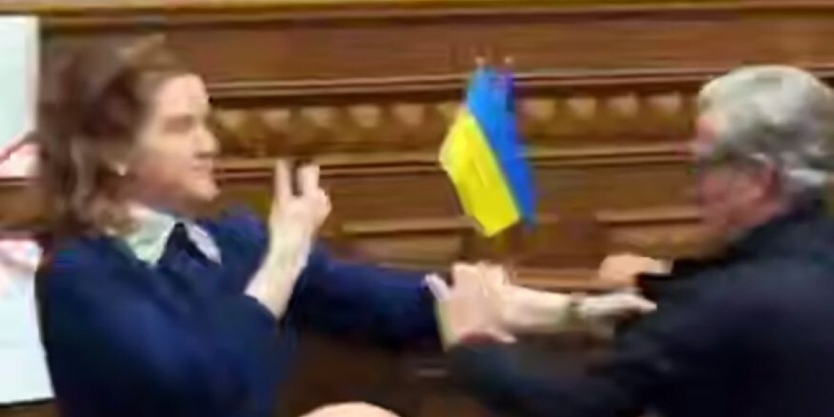 Скандал в Раде. Драка нардепов за плакат: Безуглая заблокировала трибуну, требуя головы Сырского