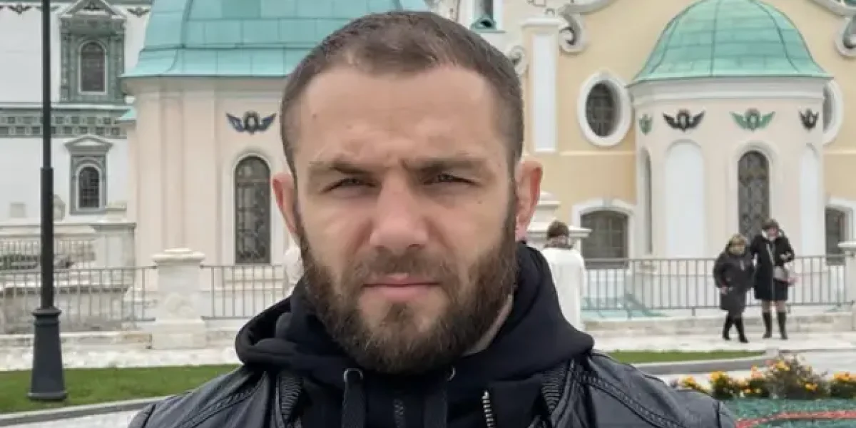 "Кафирские шеи дрогнут от ножей". Сын чиновницы сначала побил 85-летних блокадников, теперь грозит неверным "Кафирские шеи дрогнут от ножей". Сын чиновницы сначала побил 85-летних блокадников, теперь грозит неверным