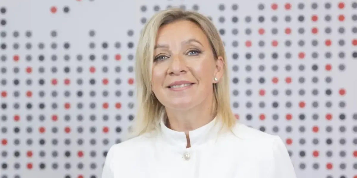 Захарова отреагировала стихами на драку украинских депутатов под флагами ЕС Захарова отреагировала стихами на драку украинских депутатов под флагами ЕС