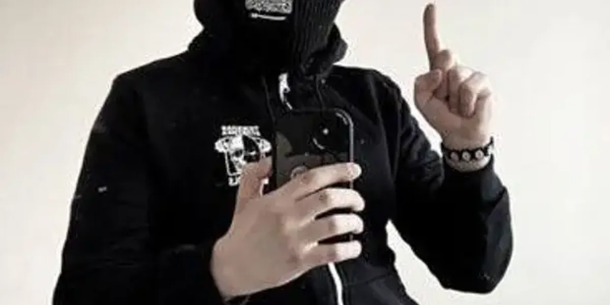 "Кафирские шеи дрогнут от ножей". Сын чиновницы сначала побил 85-летних блокадников, теперь грозит неверным "Кафирские шеи дрогнут от ножей". Сын чиновницы сначала побил 85-летних блокадников, теперь грозит неверным