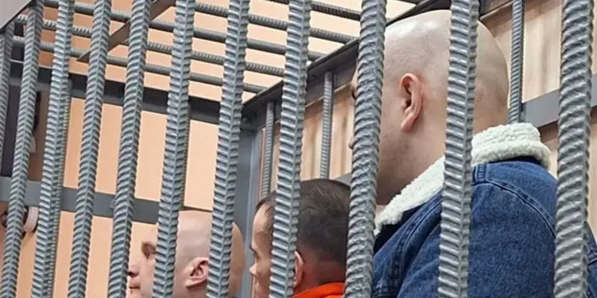 Убийцам Рассела Бентли дали до 12 лет, но всех взволновало сообщение: "Он - шпион, а ребята теперь под следствием"